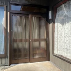 襖貼替・勝手口引き戸入替工事の画像