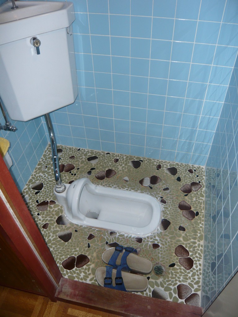 男子トイレも”おしゃれな壁パネルに”トイレ改装工事