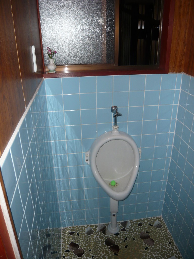 男子トイレも”おしゃれな壁パネルに”トイレ改装工事