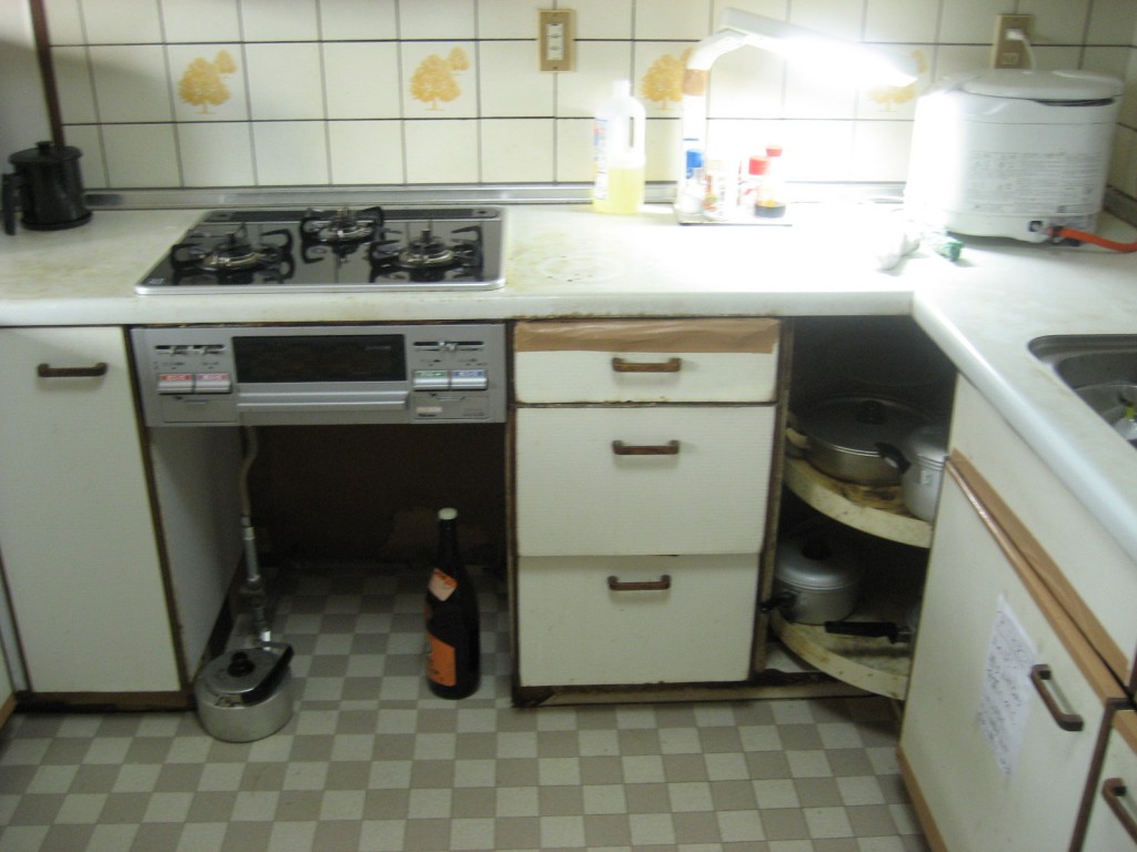 劣化により長年愛用してきたキッチンの扉や棚に不具合。最新のキッチンへ取り替え　　