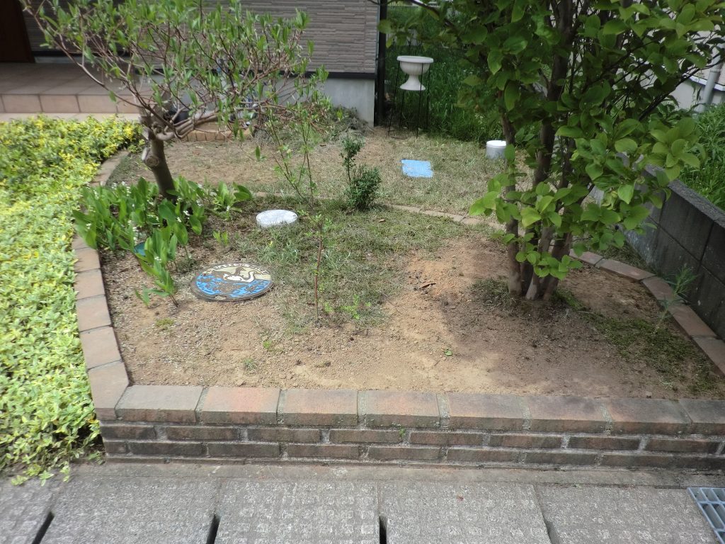 お庭のお手入れを『らく～♪』にします| 雑草対策用シートとアクセント砂利敷き工事