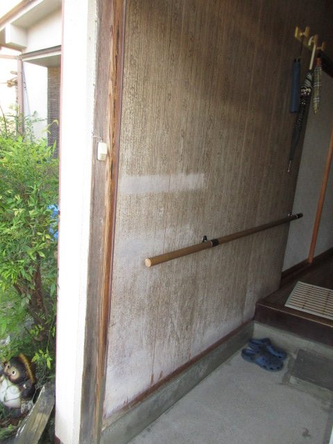 玄関が明るく変身！玄関引き戸のカバー工法