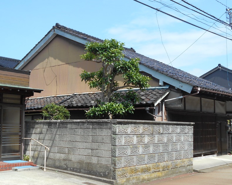 地域や家族とともに維持してきた民家。建築主の思いから風合いを残して再生！