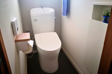 トイレリフォーム｜白グレーを基調としたシンプルモダン