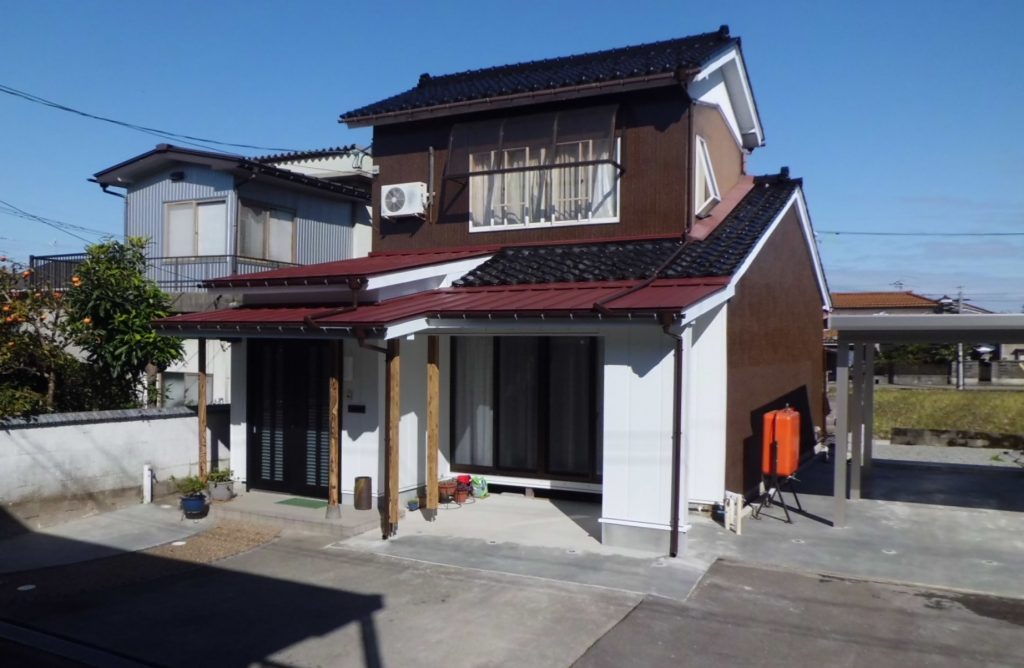 重い瓦屋根からスッキリ板金屋根に変身