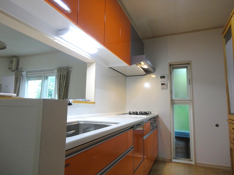 華やかオレンジ食洗機付きキッチン