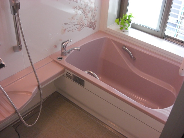 ピンク華やぐ暖かい浴室
