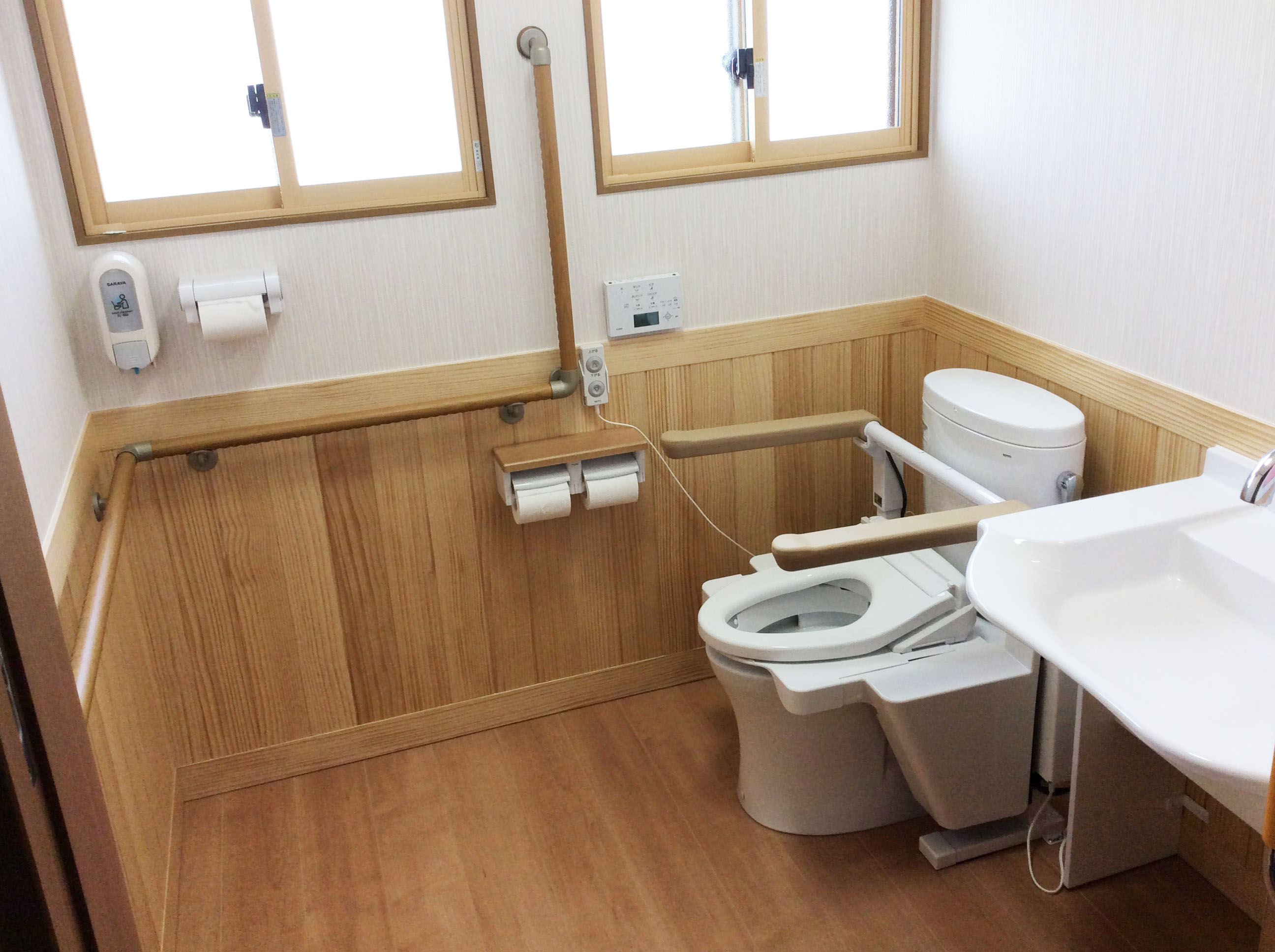 様式トイレ2つから介護も可能な広々トイレへ改装