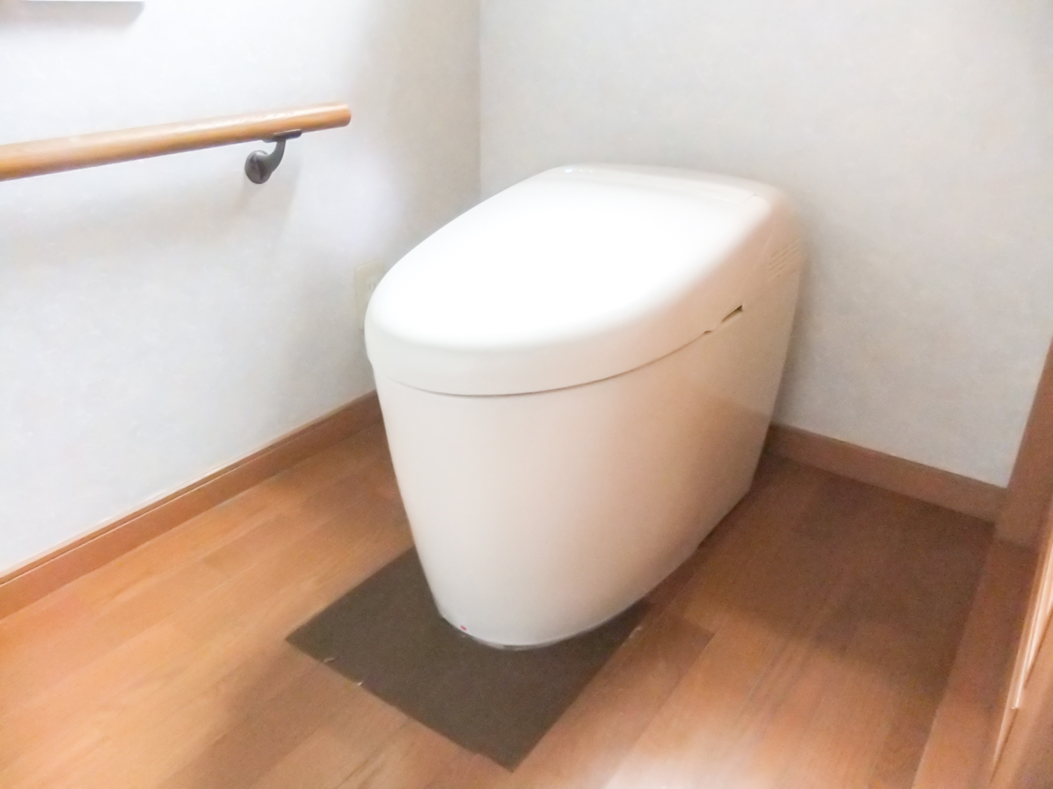 同じタンクレストイレへ入替えだけど、最新のトイレはさらにスッキリスタイリッシュ