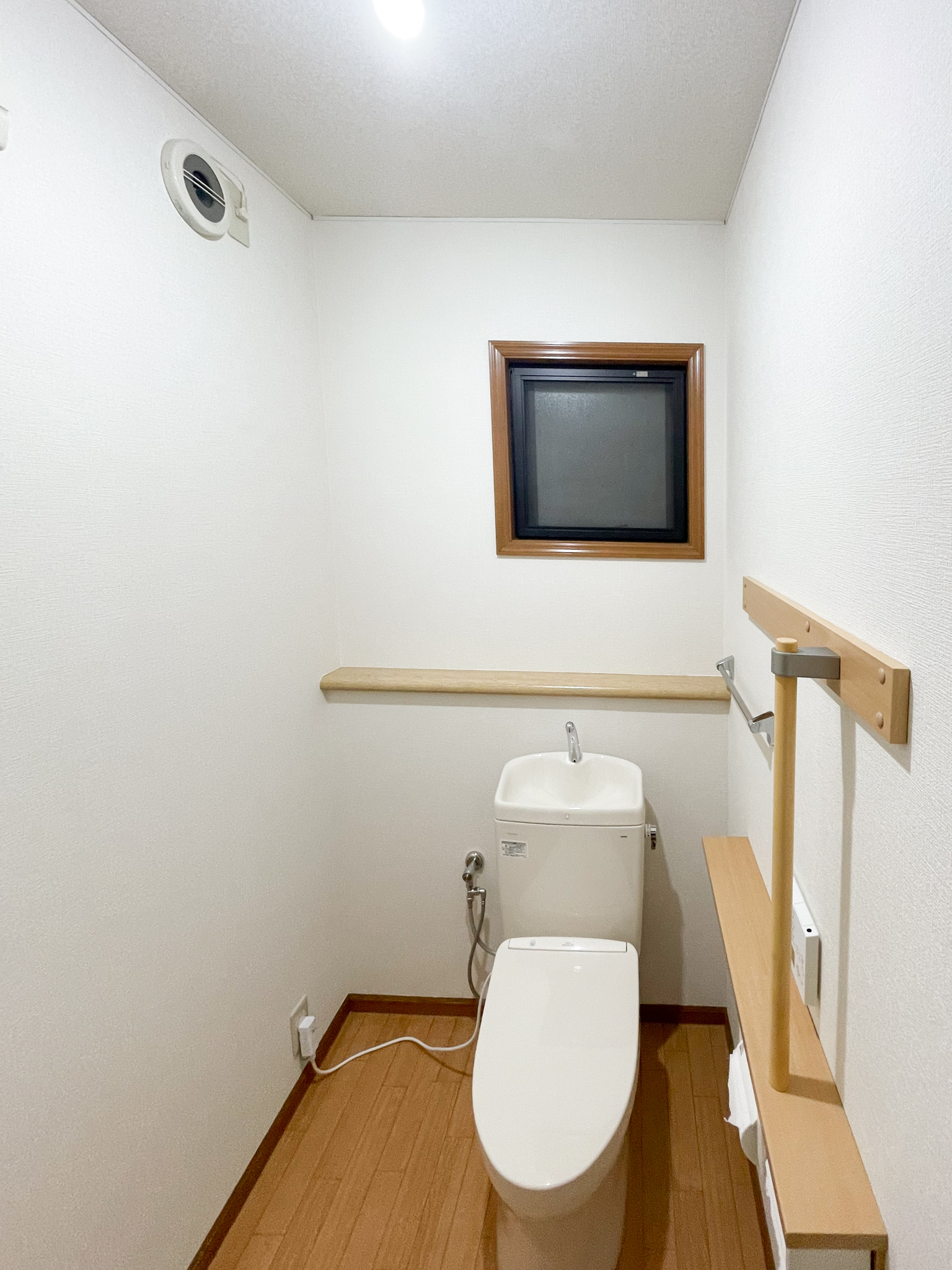 トイレ改装工事　床・壁の張替えついでに便器も交換