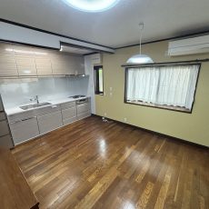 手狭だったキッチンを広いLDKにリフォーム！お孫さんも安心して遊びに来られますね。の画像