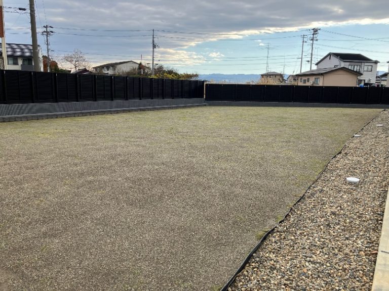 目隠しフェンス！天然芝！人目気にせず遊び回れる広々お庭