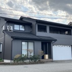 耐久性とデザイン性を両立！築25年の外装工事（外壁　金属サイディング重ね張り）（屋根　セネター重ね葺き）の画像