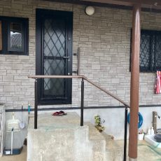 階段の昇り降りはこれで安心！屋外手摺取付工事の画像