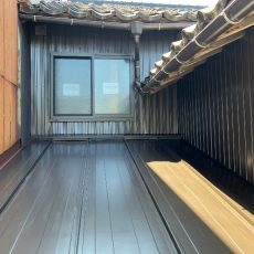 古くなった板金屋根をステンレス板金で張替え。の画像