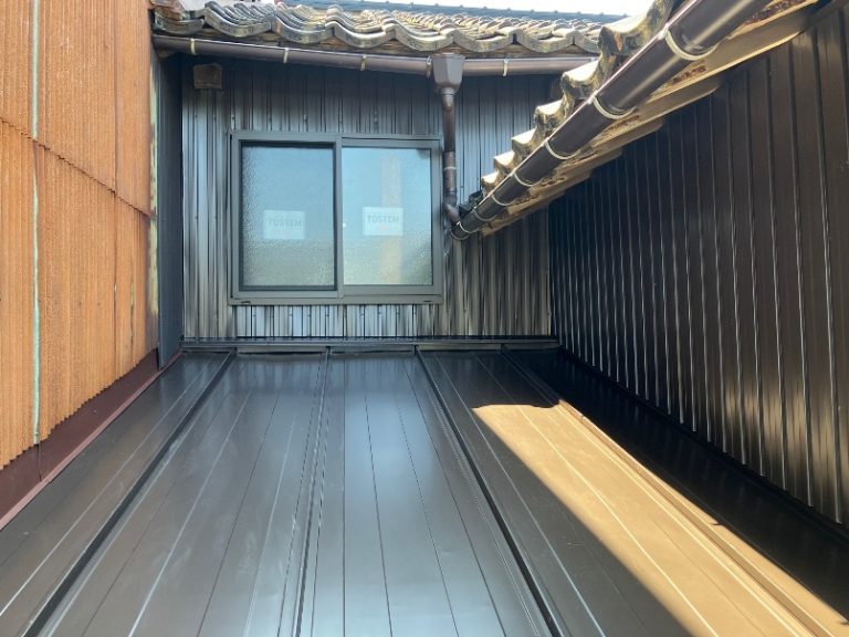 古くなった板金屋根をステンレス板金で張替え。