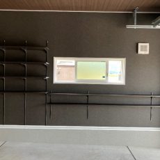 ガレージ内の荷物整理に大活躍!可動棚板の画像