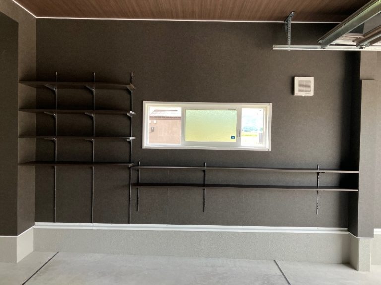 ガレージ内の荷物整理に大活躍!可動棚板