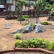割って・吊って・置いて。庭石移設工事の画像