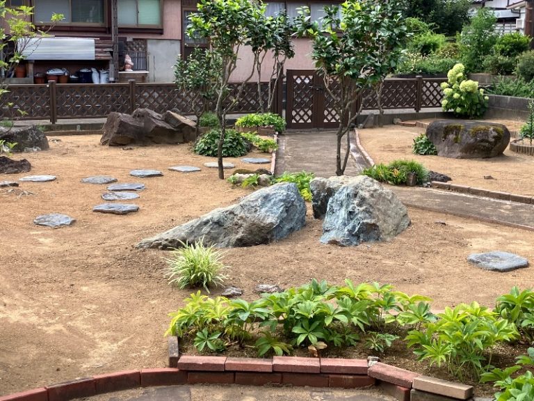 割って・吊って・置いて。庭石移設工事