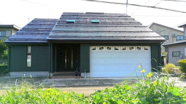 傷んだ外壁をリニューアル、高耐久次世代ガルバリウム銅板重ね張り工事！！