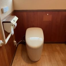ころんとした丸いフォルムのタンクレストイレで気分上々♪（トイレ交換工事）の画像