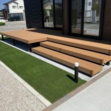 新築外構工事Vol.２　ウッドデッキは家と庭をつなぎ、屋外に開放的な空間を作り出します。子供たちも自由に行き来できる素敵なお庭を目指しました。の画像
