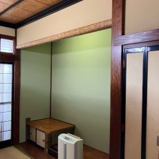和室の壁の砂がぽろぽろ落ちて掃除が大変で…聚楽塗からビニールクロス仕上げに！の画像