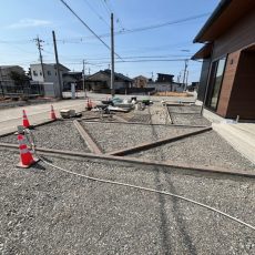 新築外構工事 VoI.１　ウッドデッキは家と庭をつなぎ、屋外ながら開放的な空間を作り出します。子供たちも自由に行き来できる素敵なお庭を目指しました！の画像