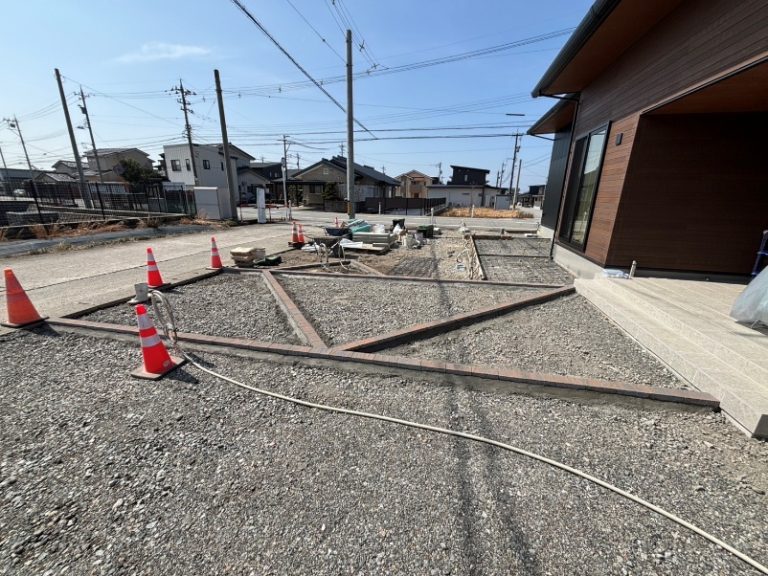 新築外構工事 VoI.１　ウッドデッキは家と庭をつなぎ、屋外ながら開放的な空間を作り出します。子供たちも自由に行き来できる素敵なお庭を目指しました！