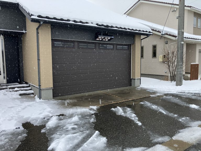 富山の冬は除雪が大変ですよね？できる事なら楽したい！そこでガレージ前の融雪装置は如何でしょう？