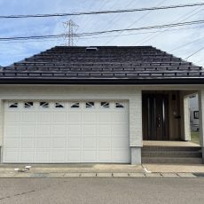 明るい色合いでイメージチェンジ！金属サイディング重ね張り工事！の画像