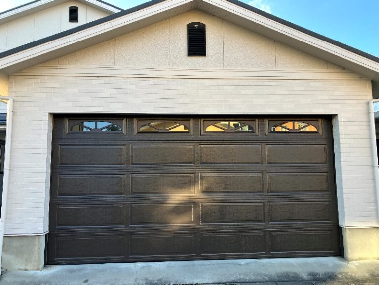 ガレージパネル交換~玄関ドアとの調和~