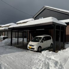 間に柱なし？！大きなお車でも駐車可能３台入りカーポート！！（カーポート設置工事）の画像