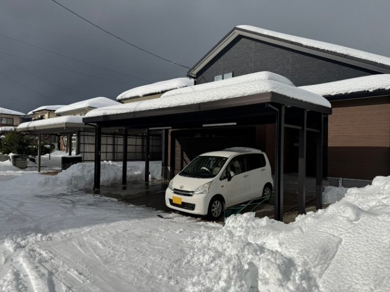 間に柱なし?!大きなお車でも駐車可能3台入りカーポート!!(カーポート設置工事)