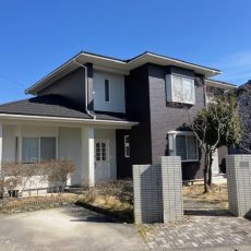 築34年　外装工事（屋根コロニアルと外壁窯業サイディングのカバー工法）新築に見える仕上がりです。の画像