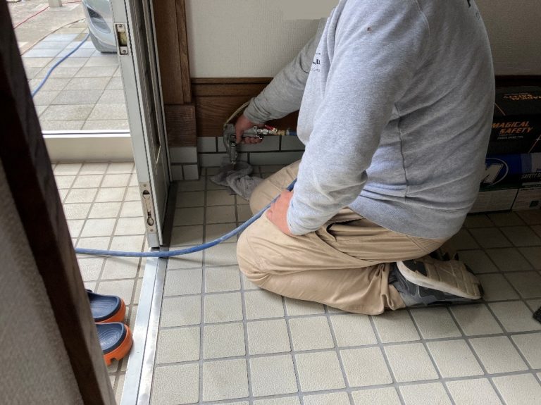家の玄関先に羽アリ発生・・・早めの対策を！（白蟻防蟻工事）