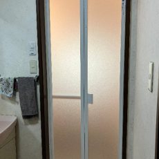 たった半日！キレイな浴室ドアへ（浴室折戸ドアリモ工事）の画像