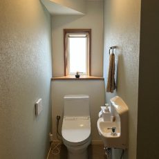 爽やかで清潔感のあるトイレへリフォーム（トイレ改装工事）の画像